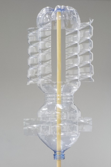 Anne Linke, How to (Haus und Scheuche),
Bindfaden, Plastikflaschen, Rundstab, 2016
(Detail)