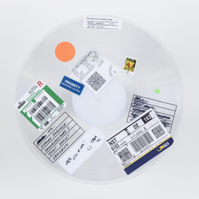 Florian Bräunlich, Ohne Titel (o.T.),
transparentes Vinyl, Folie, Briefmarken,
Schallplattenspieler, 2015/2016 (Foto: Maik Graef)